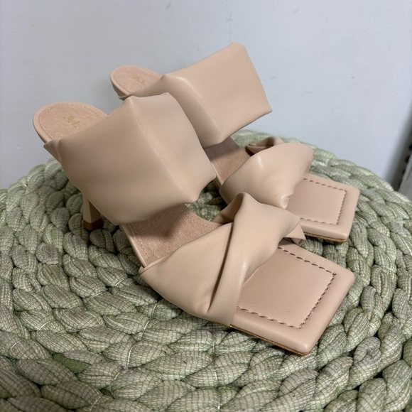 Alohas Twist Strap Mules In Ivory Vegan Leather Square Toe Heel Sandal NWOB - Picture 3 of 11